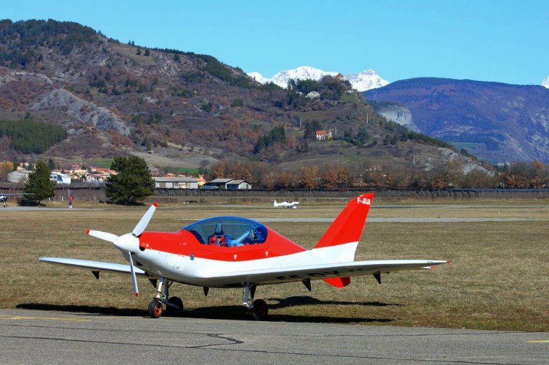 Avion léger rouge blanc piste