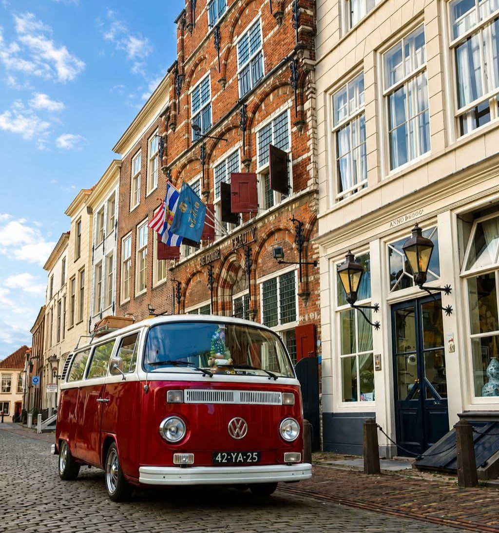 Combi Volkswagen rue pavée rouge