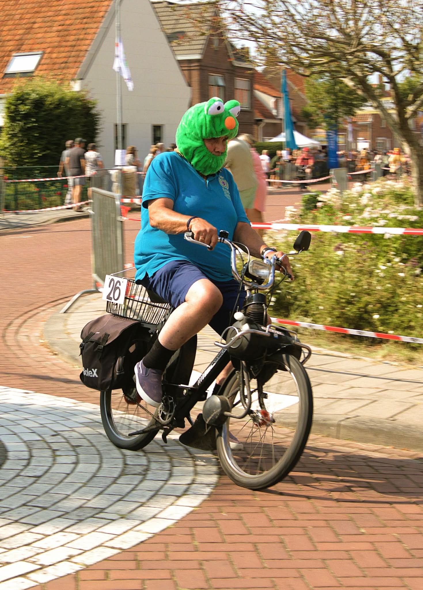 Cycliste déguisé grenouille verte