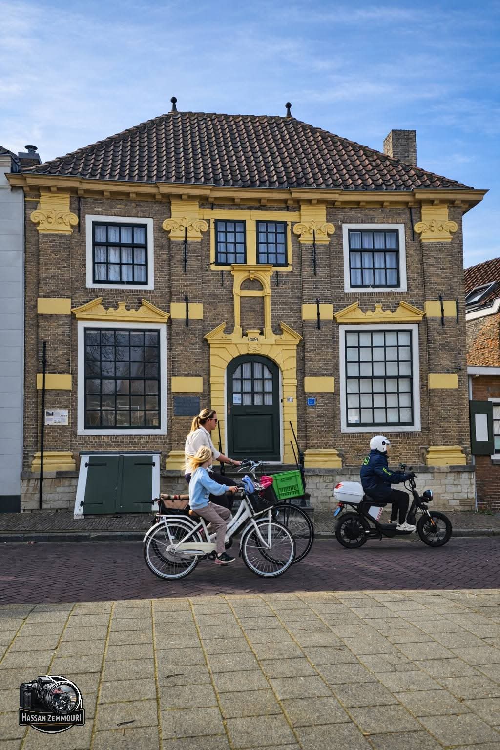 Famille vélo électrique façade jaune