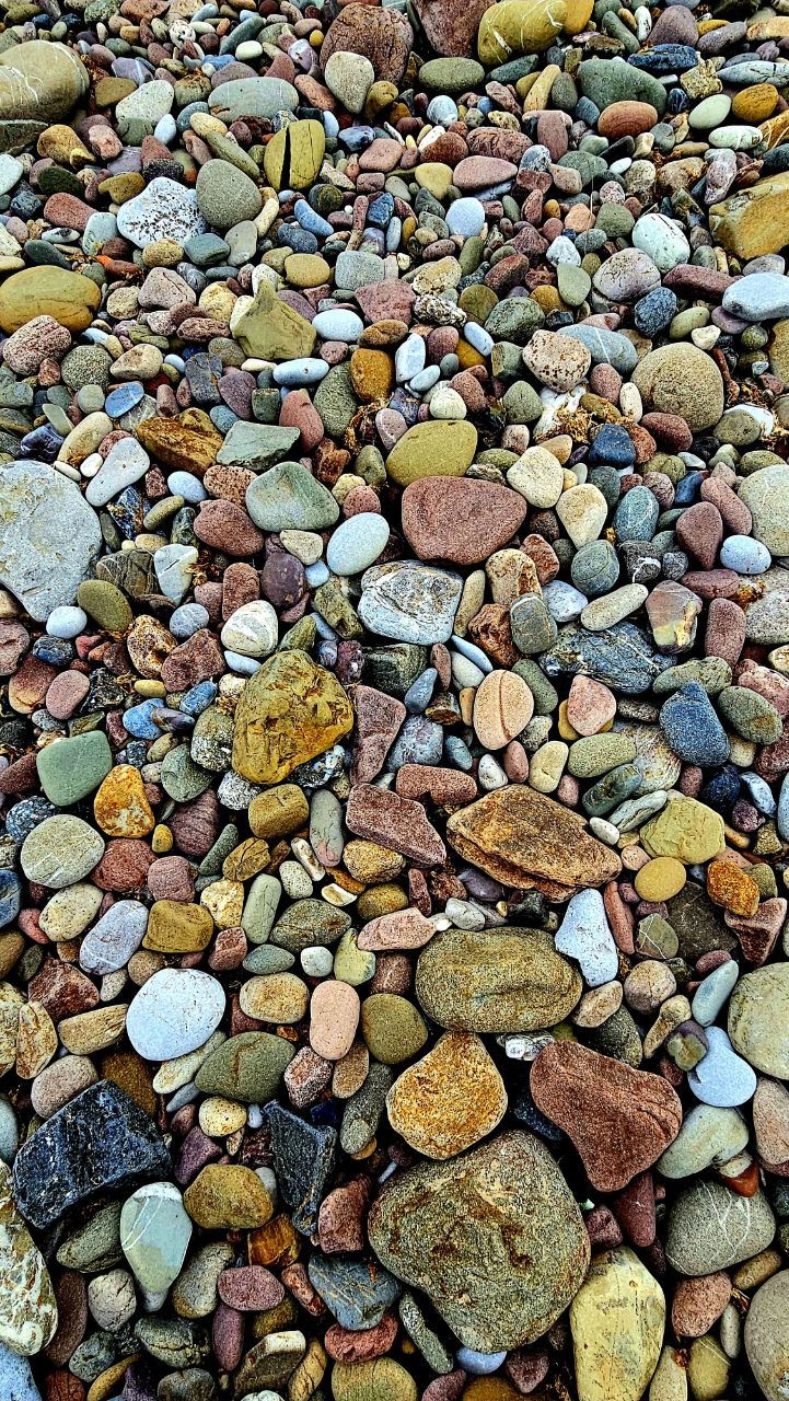 Galets plage vue haut multicolore