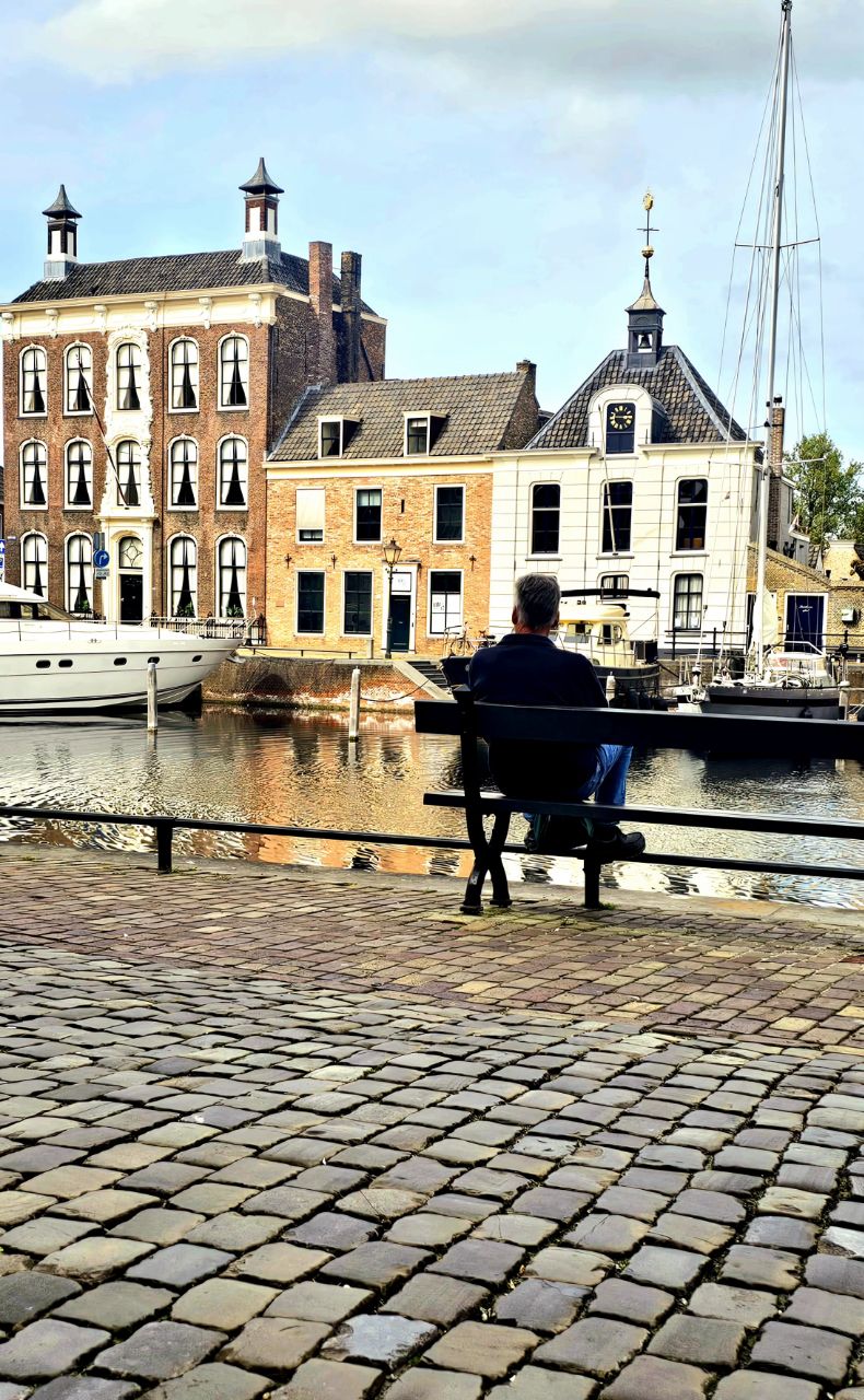 Homme assis banc quai