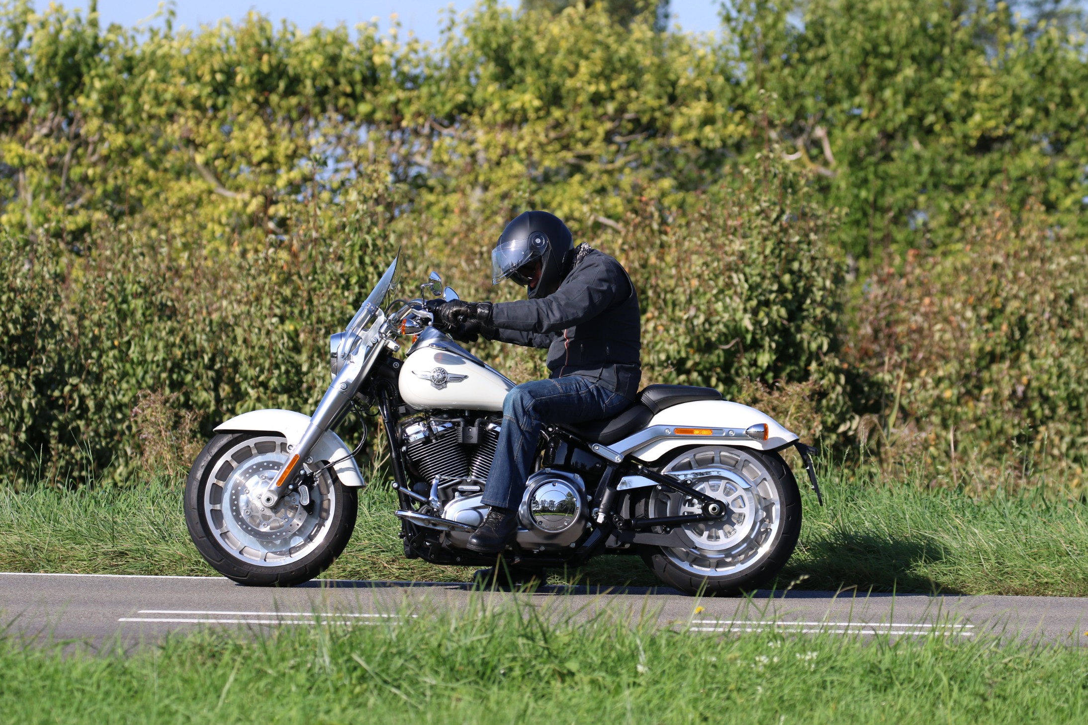 Moto route conducteur blanche