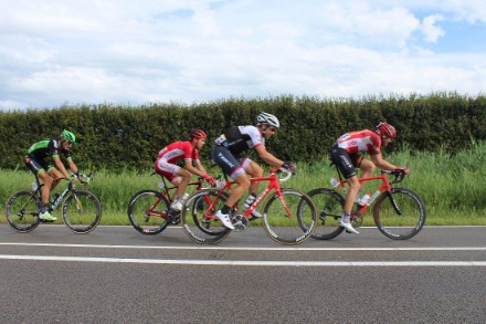 Peloton cyclistes route haie verte