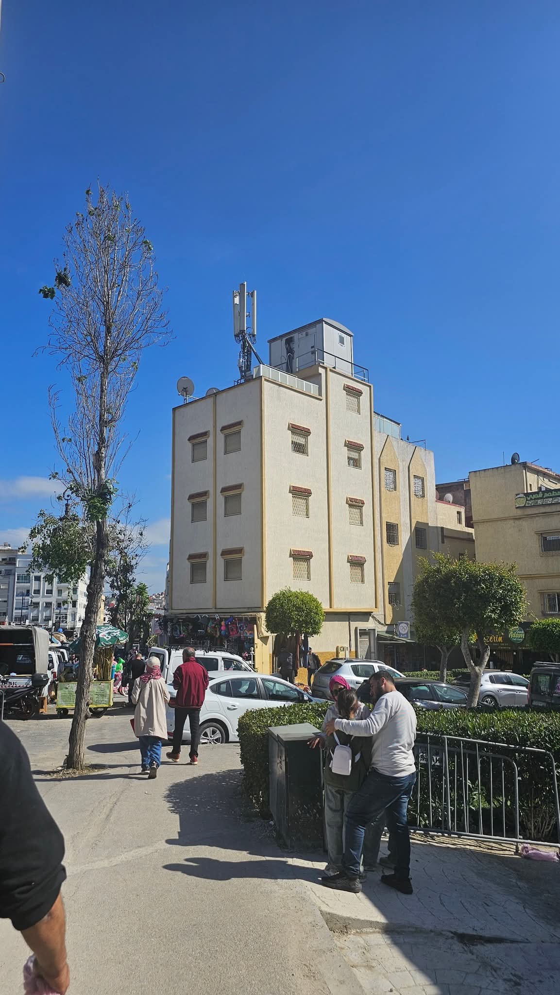 Rue immeuble Tanger ciel bleu