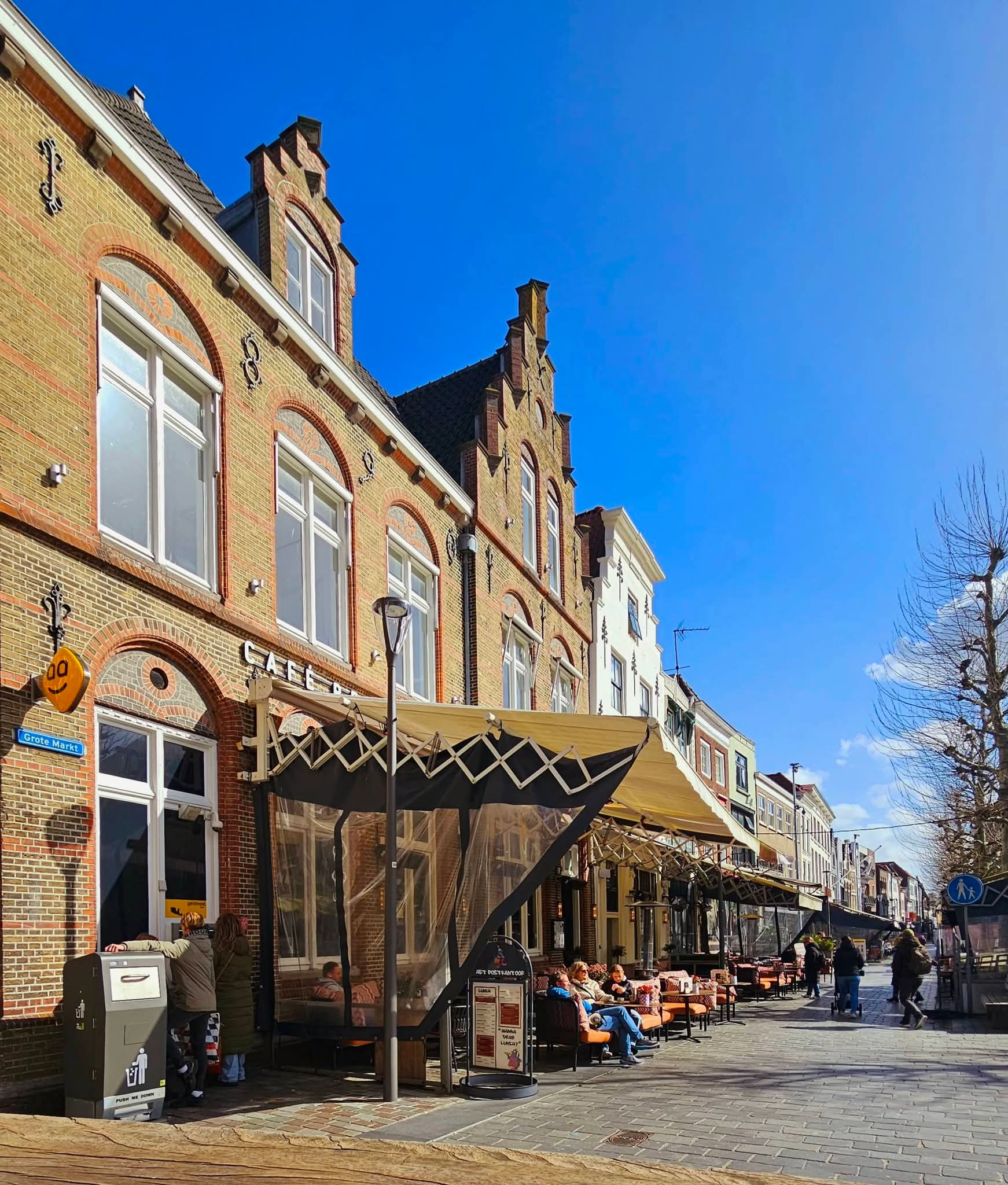 Terrasse de café rue pavée bleue